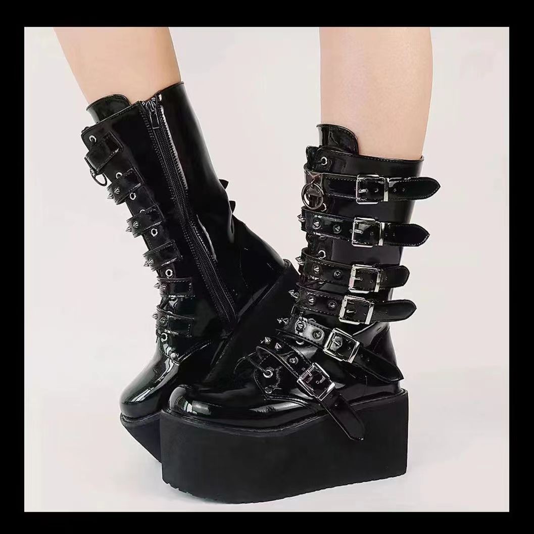 Damen nan hochschaftige Lack-Plateau-Stiefel mit mehrfach verstellbaren Schnallen und herzförmigen Nieten Drune