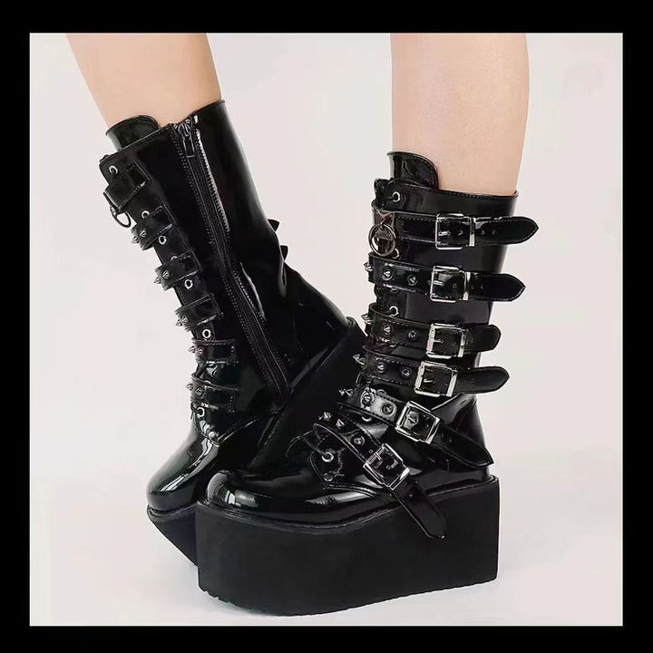 Damen nan hochschaftige Lack-Plateau-Stiefel mit mehrfach verstellbaren Schnallen und herzförmigen Nieten Drune