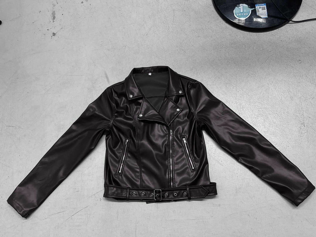 Damen nan taillierte Bikerjacke aus Kunstleder mit asymmetrischem Reißverschluss, metallischen Details und Taillengürtel Drune