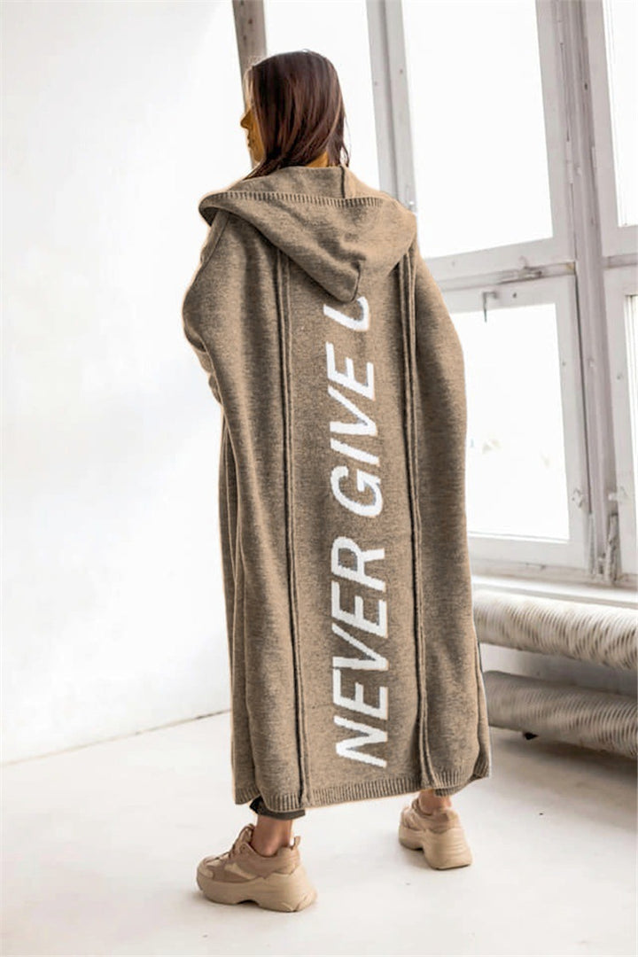 Damen gemütlicher Strickponcho mit Kapuze und einzigartigem Schriftzug Drune