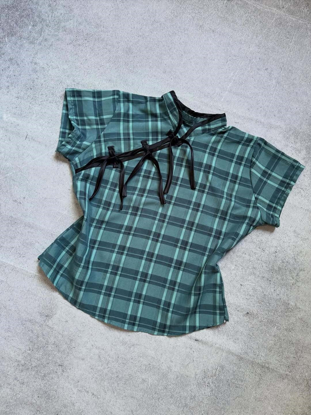 Damen Urbanes Karo-Top mit raffinierten Rüschendetails Drune