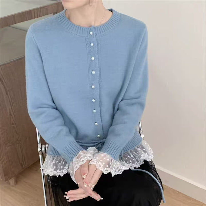 Damen Strickjacke mit Rüschendetails und dekorativen Perlenknöpfen Drune