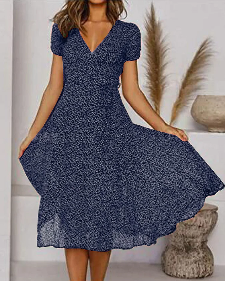 Drune | Kurzarm, gemustertes Chiffon-Kleid mit V-Ausschnitt