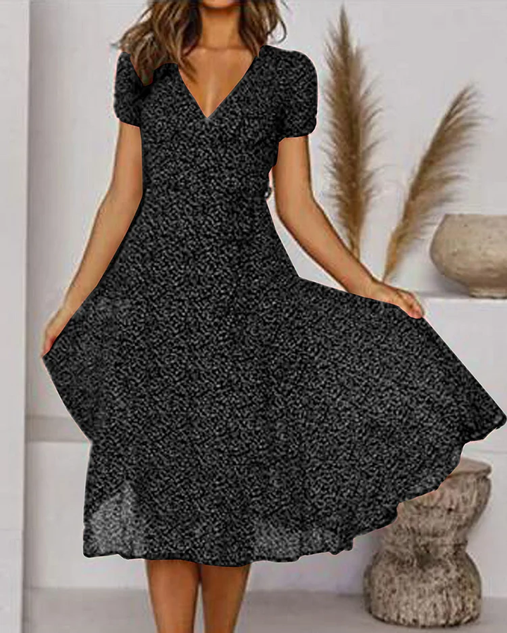 Drune | Kurzarm, gemustertes Chiffon-Kleid mit V-Ausschnitt