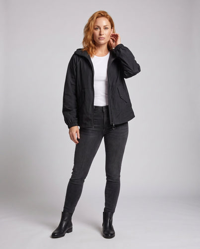 Damen leichte Windjacke mit verstellbarem Kapuzendesign und seitlichen Taschen Drune
