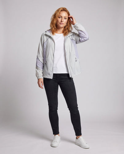 Damen nan ultraleichte Wander- und Alltagsjacke mit Kapuze, Packfunktion und reflektierenden Paspeln Drune