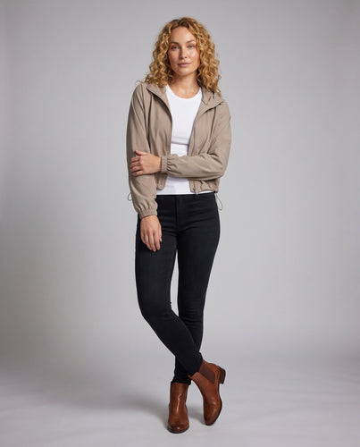 Damen nan verkürzte Windbluse aus elastischem Funktionsstoff mit Kapuze und Kordelzug Drune