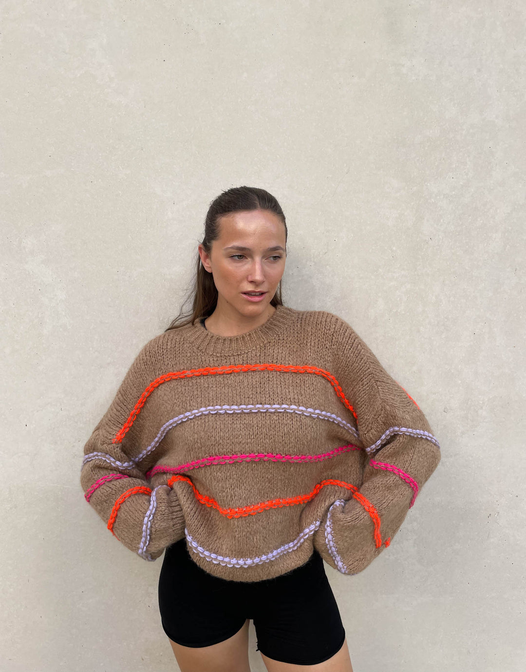 Drune | Übergroßer Pullover mit neonfarbenen Ziernähten