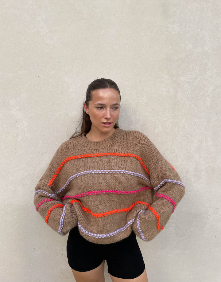 Drune | Übergroßer Pullover mit neonfarbenen Ziernähten