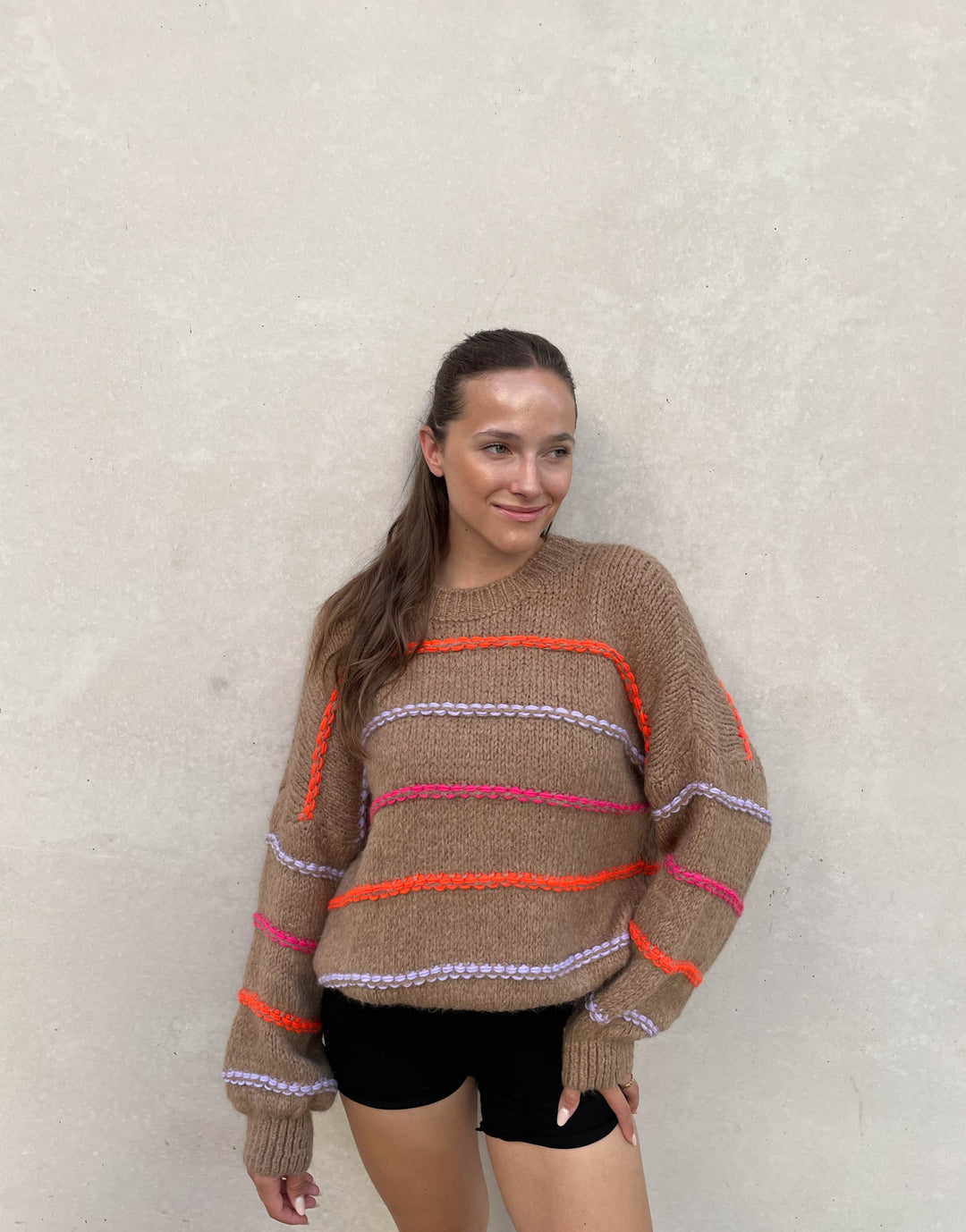 Drune | Übergroßer Pullover mit neonfarbenen Ziernähten