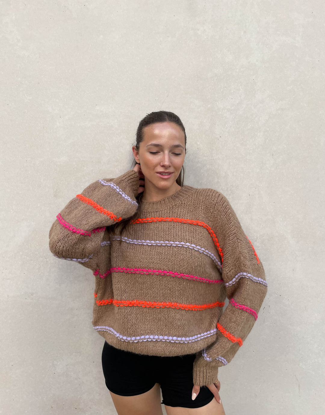 Drune | Übergroßer Pullover mit neonfarbenen Ziernähten