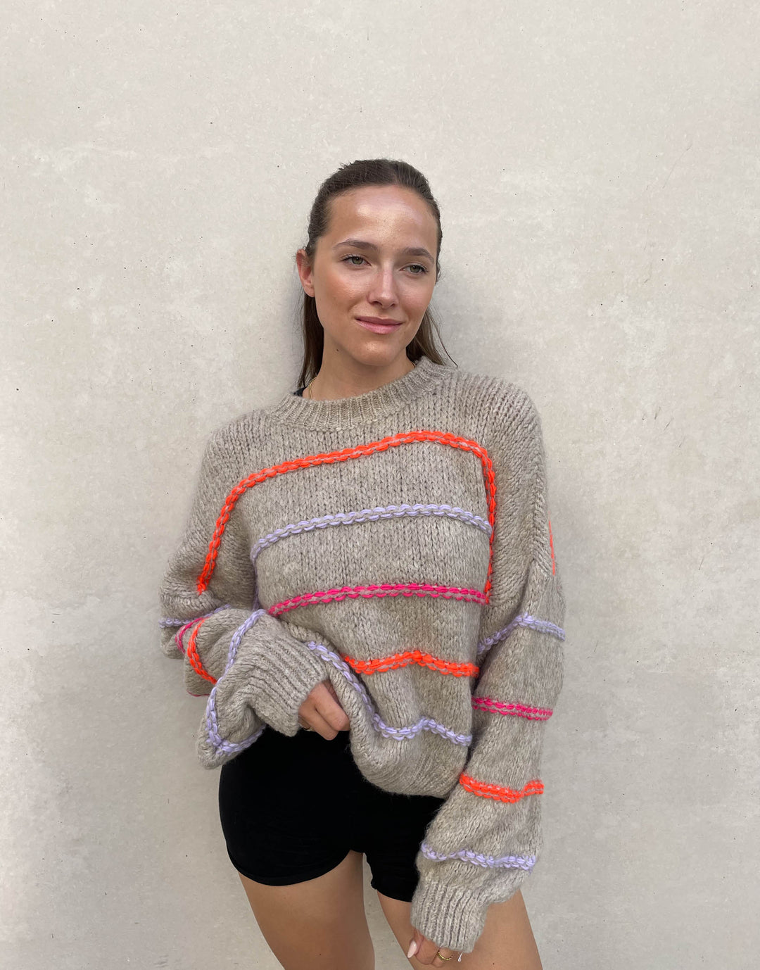 Drune | Übergroßer Pullover mit neonfarbenen Ziernähten