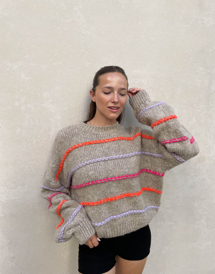 Drune | Übergroßer Pullover mit neonfarbenen Ziernähten