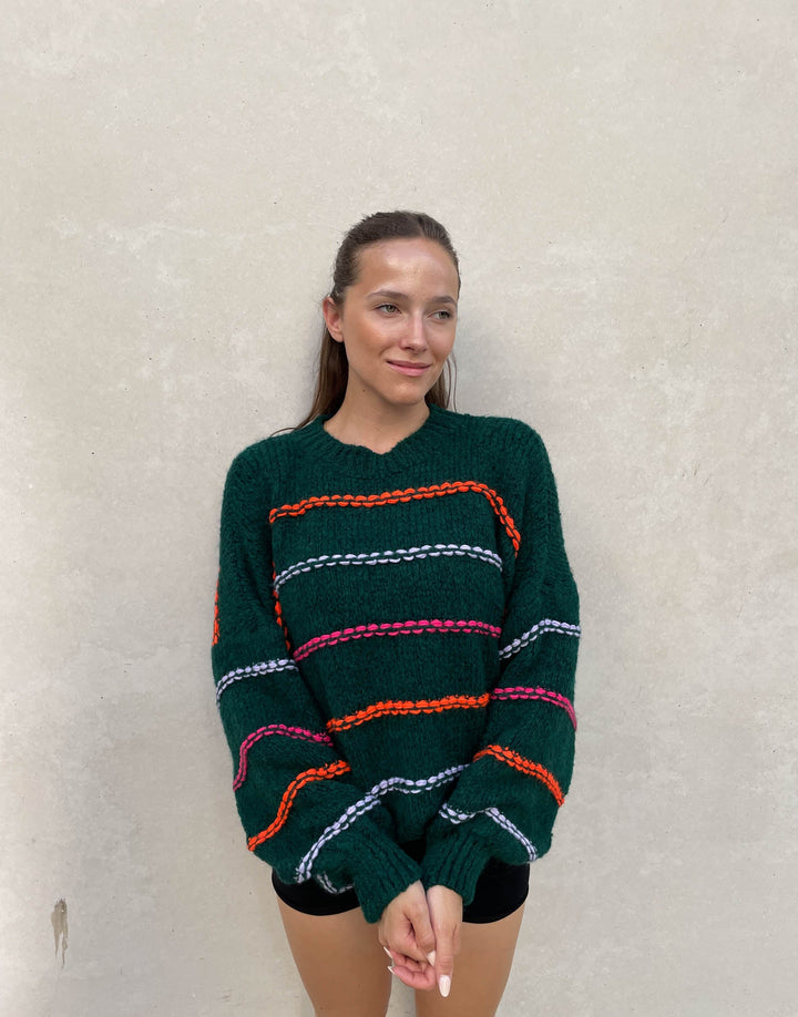 Drune | Übergroßer Pullover mit neonfarbenen Ziernähten