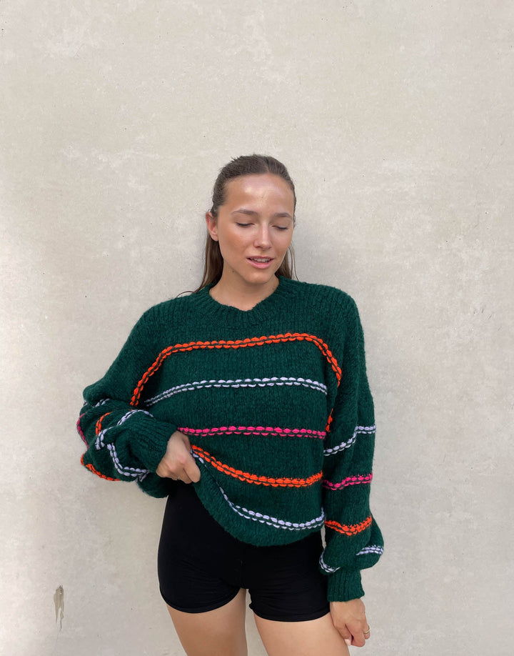 Drune | Übergroßer Pullover mit neonfarbenen Ziernähten