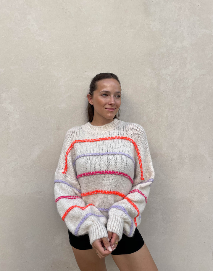 Drune | Übergroßer Pullover mit neonfarbenen Ziernähten