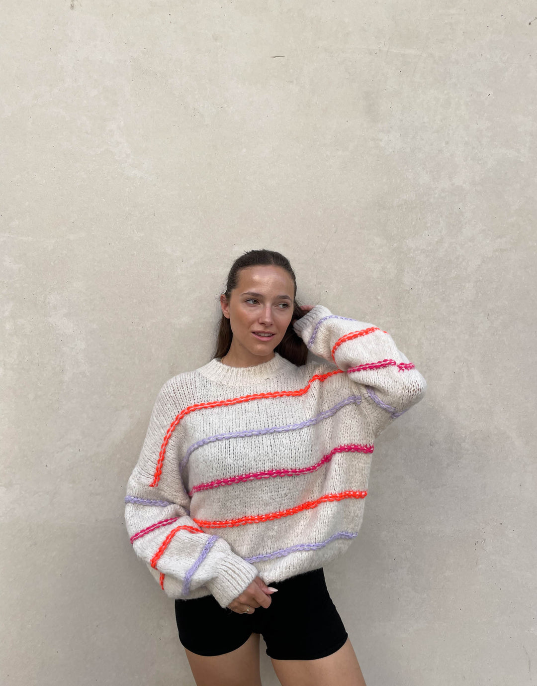 Drune | Übergroßer Pullover mit neonfarbenen Ziernähten