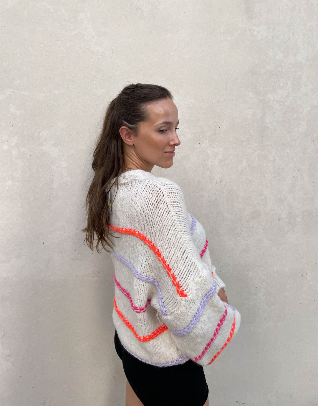 Drune | Übergroßer Pullover mit neonfarbenen Ziernähten