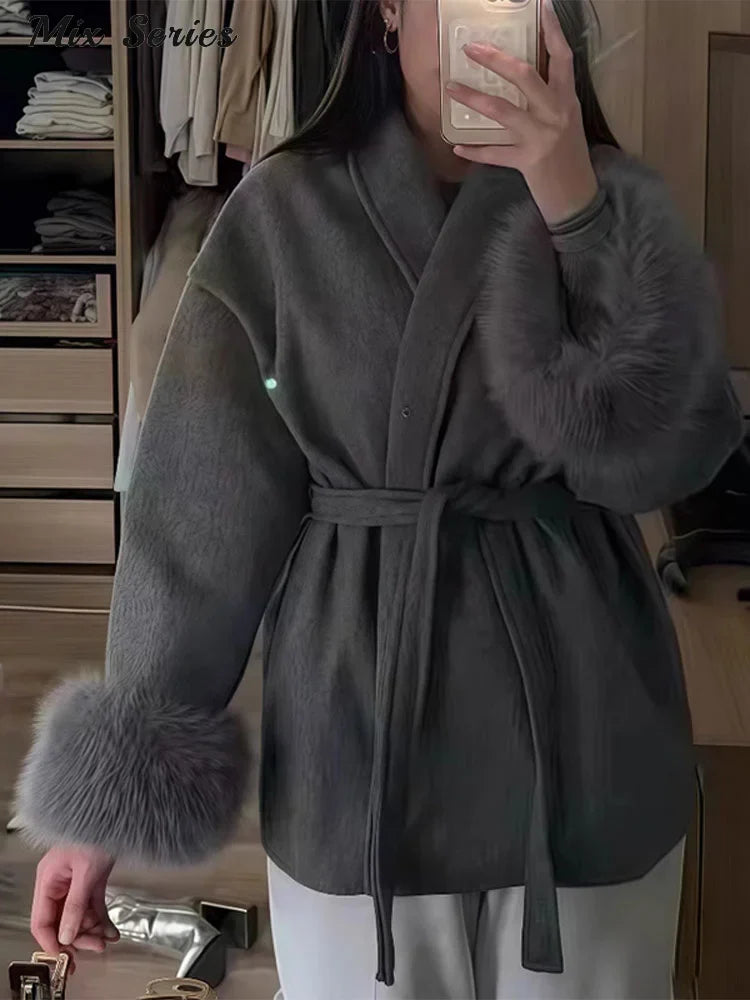 Drune | Wolljacke mit Gürtel und Fake Fur Manschetten
