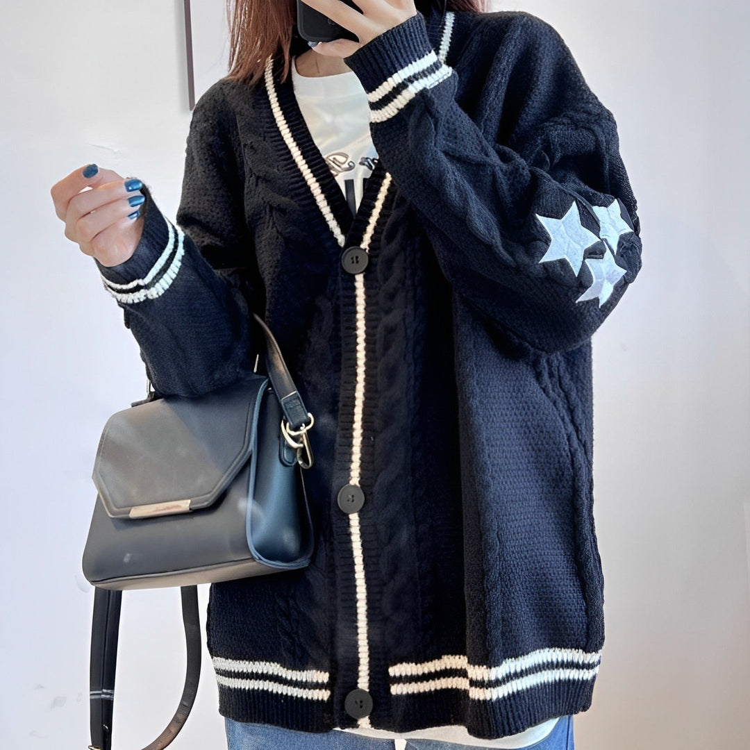 Drune | Warmer Karamell Damenstrickjacke Mit Stilvoller Stickerei