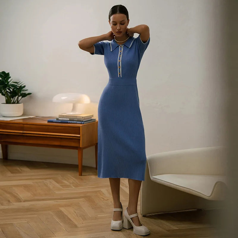 Drune | Geripptes Kleid mit Kontrastkragen und Knopfdetails