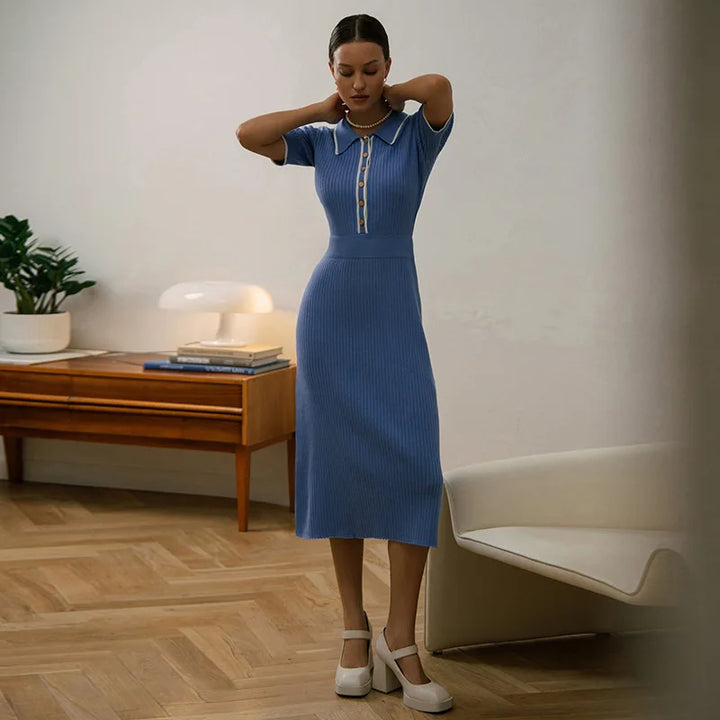 Drune | Geripptes Kleid mit Kontrastkragen und Knopfdetails