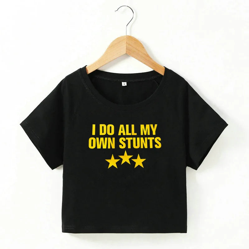 Drune | Cropped T-Shirt mit "I do all my own stunts" Druck für Frauen