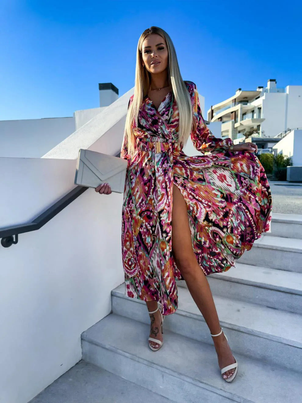 Drune - Hochgeschlitztes Kleid mit Gürtel