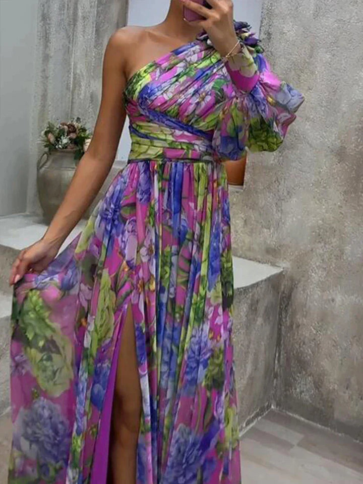 Drune | Maxikleid mit sexy Seitenschlitz und einem Ärmel in lila Druck