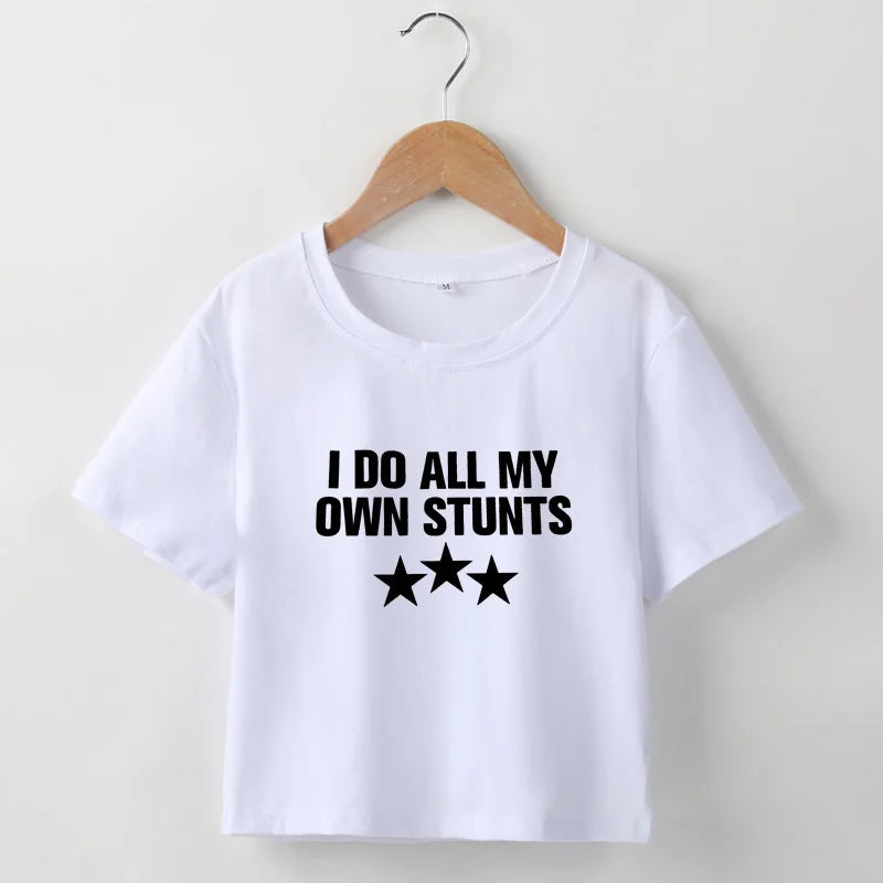 Drune | Cropped T-Shirt mit "I do all my own stunts" Druck für Frauen