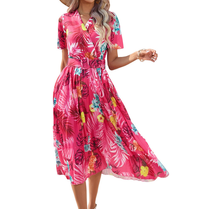 Plisseekleid mit Blumenmuster und Gürtel | Stilvolle Wickeloptik und kurze Ärmel