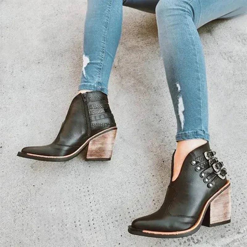 Drune | Stiefel mit Nieten und Klobigem Schnallenverschluss