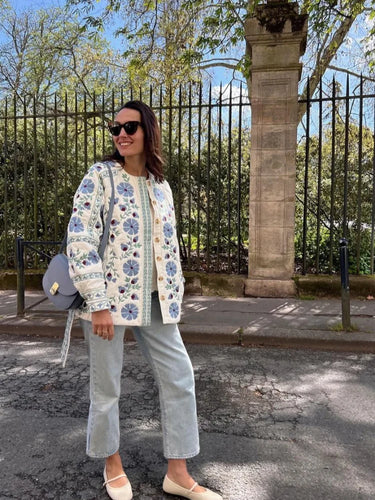 Drune Steppjacke mit Blumenmuster für Frauen.