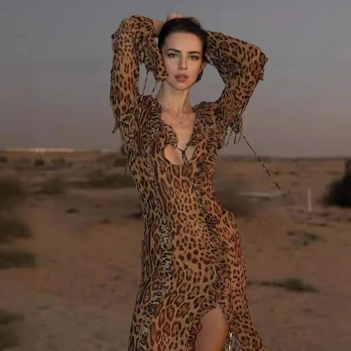 Drune | Leopardenmuster Kleid mit Rüschen und hohem Schlitz