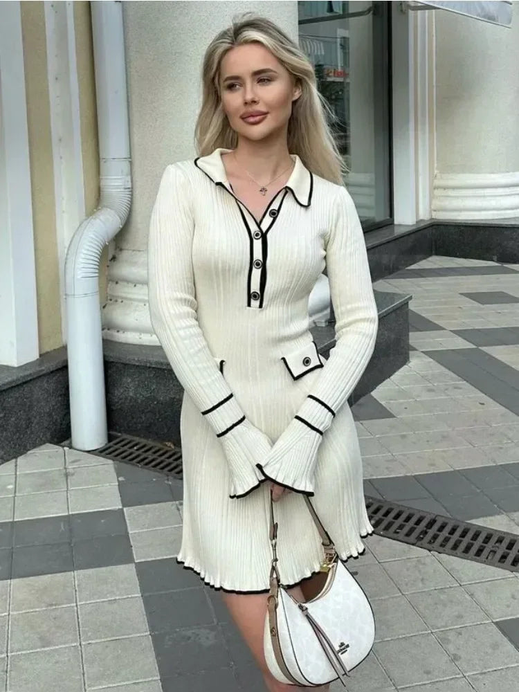 Drune | Langärmeliges Kleid mit Strickkragen und Rüschen