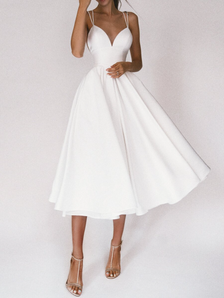 Modernes Kleid mit V-Ausschnitt und Trägern