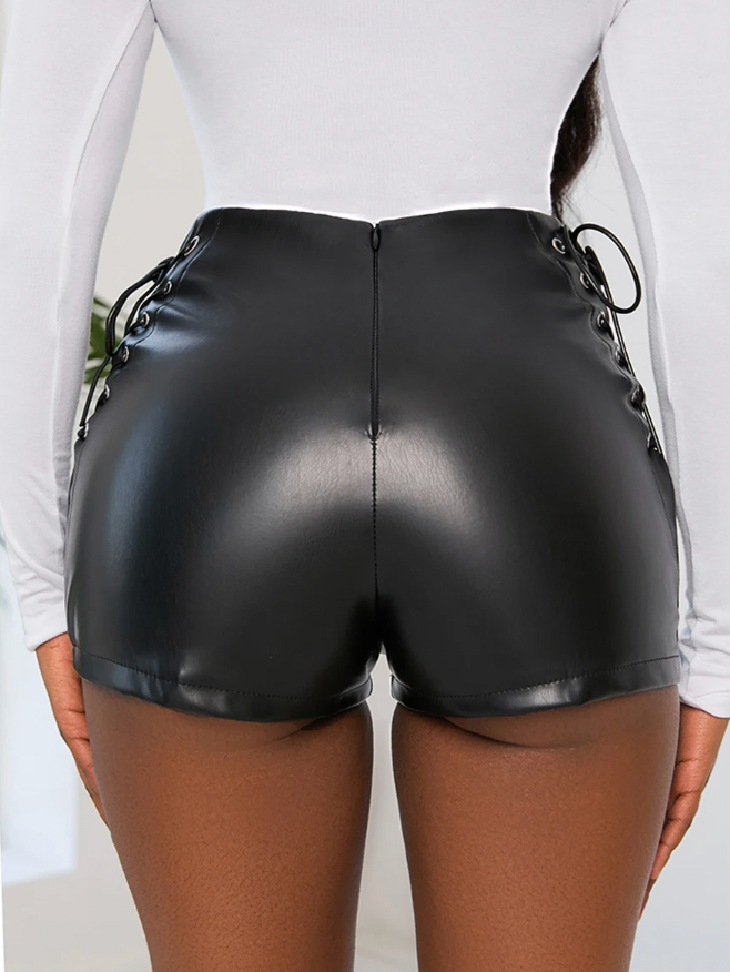 Drune | Leder Shorts mit Schnalle
