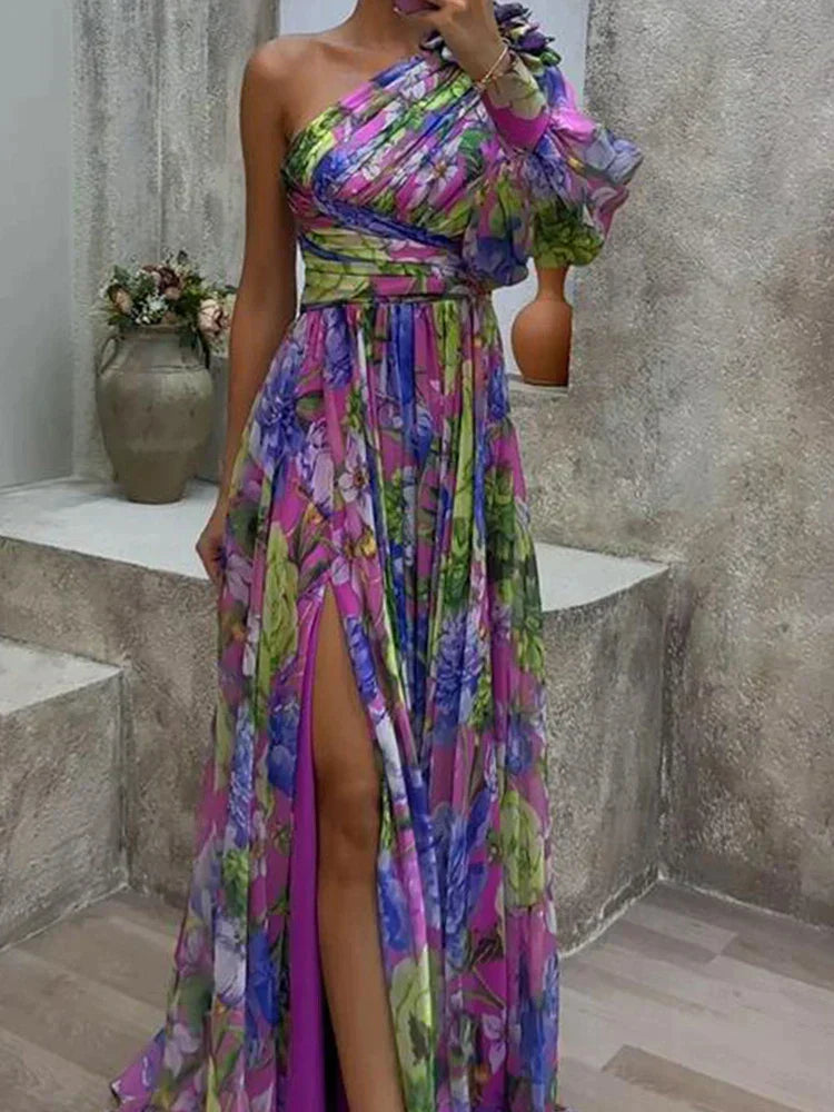 Drune | Maxikleid mit sexy Seitenschlitz und einem Ärmel in lila Druck
