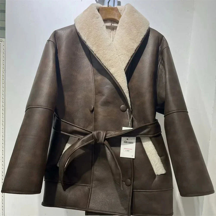 Drune | Leder Gürtelmantel - Schaffellkragen - Oversized Passform