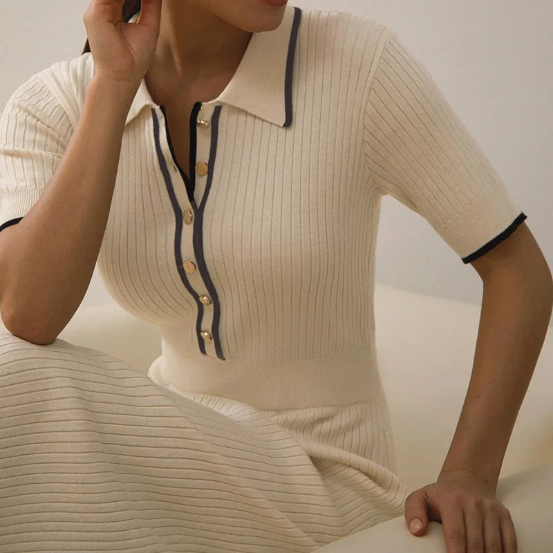 Drune | Geripptes Kleid mit Kontrastkragen und Knopfdetails