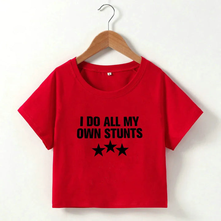 Drune | Cropped T-Shirt mit "I do all my own stunts" Druck für Frauen