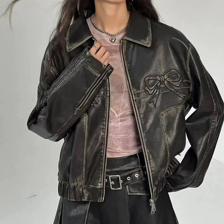 Drune | Leder Bomberjacke - Pinke Schleifenakzente - Edgy Streetwear - Trendige Oberbekleidung