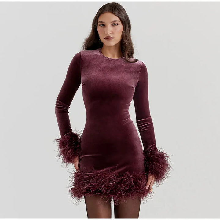 Drune | Elegantes Etuikleid mit Federbesatz An Den Ärmeln