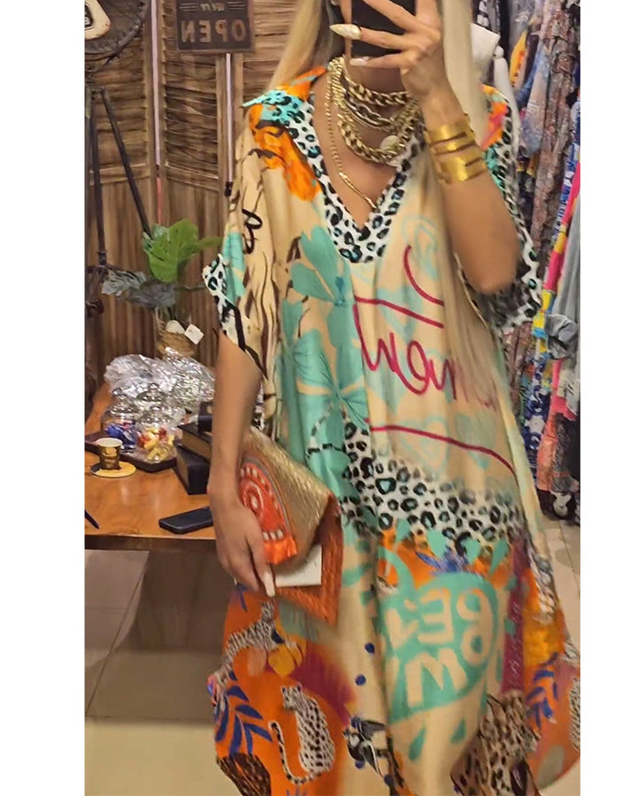 Drune | Lässiges Kleid mit Tiefem V-Ausschnitt und Leoparden- und Buntem Aufdruck