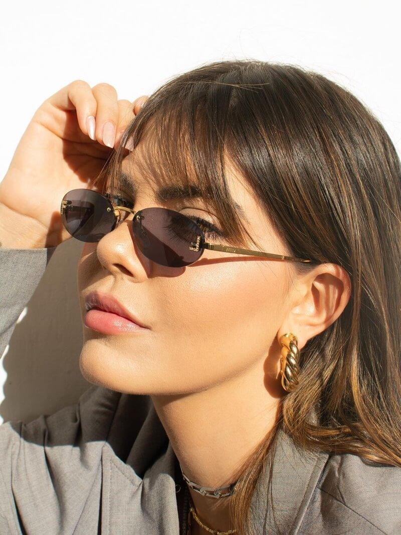 Drune | Ovale Sonnenbrille Mit Goldenen Akzenten Und Subtilen Steinen