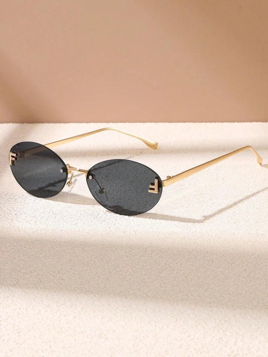 Drune | Ovale Sonnenbrille Mit Goldenen Akzenten Und Subtilen Steinen