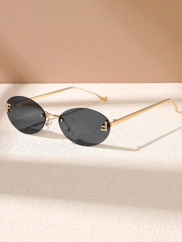 Drune | Ovale Sonnenbrille Mit Goldenen Akzenten Und Subtilen Steinen