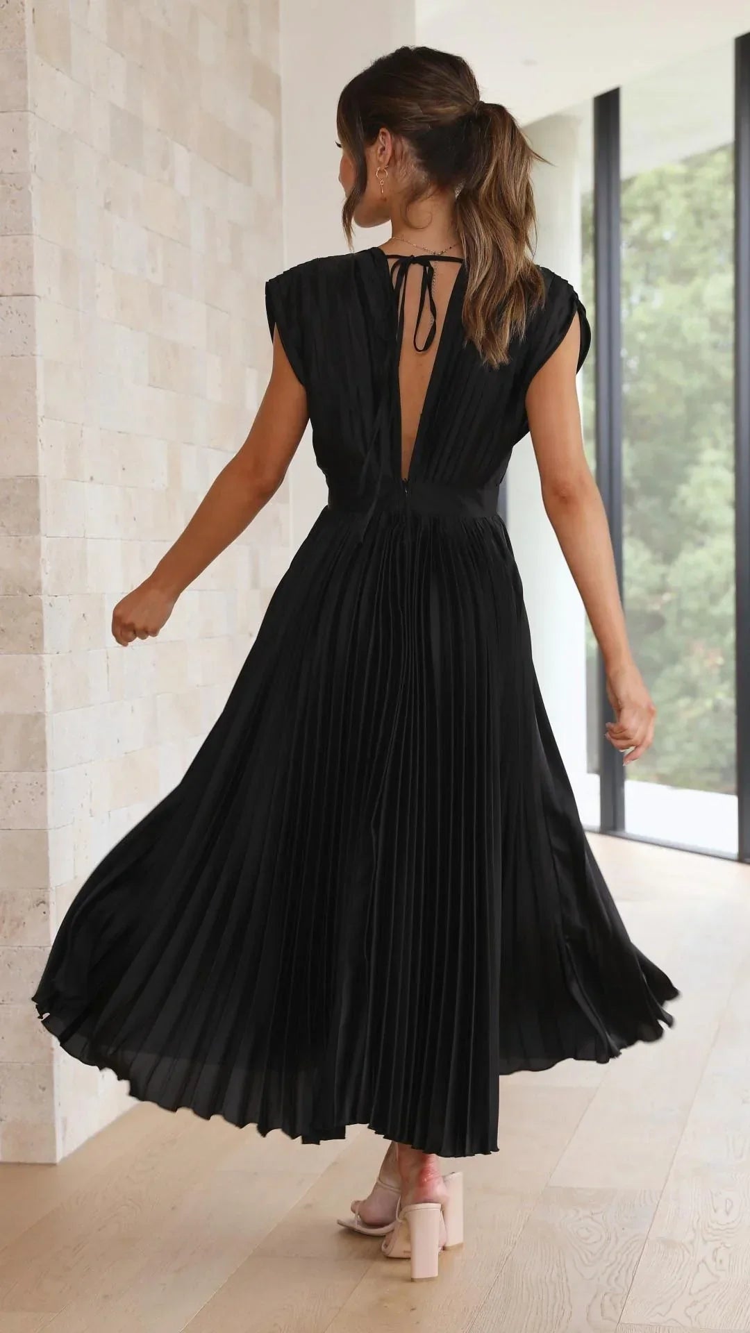 Drune | Kleid mit V Ausschnitt und Rückenkrawatte