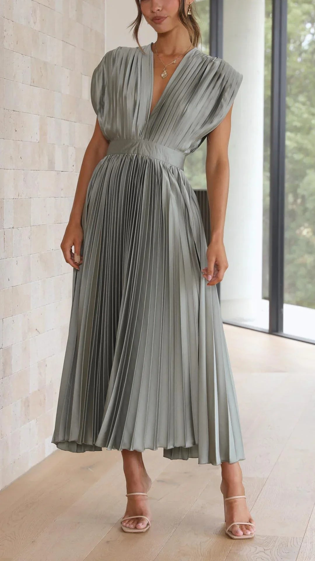 Drune | Kleid mit V Ausschnitt und Rückenkrawatte