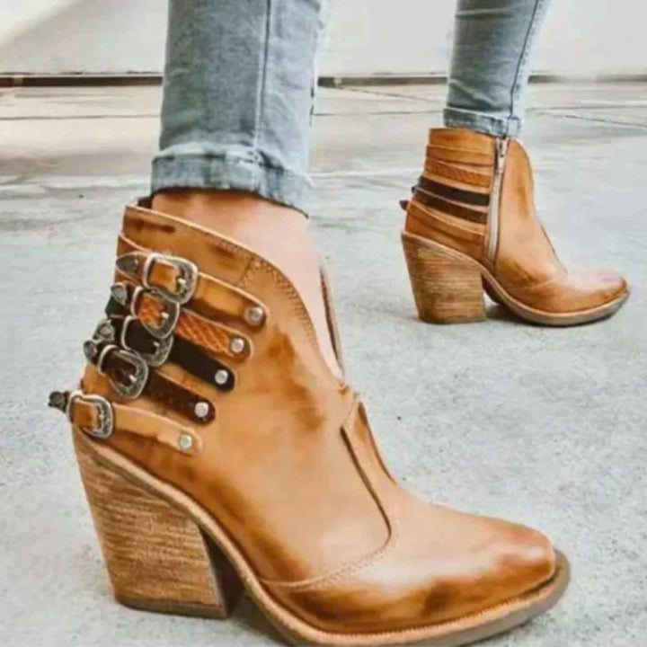 Drune - Markante Biker Stiefeletten mit Nietenbesatz Robuste Schnallen-Optik